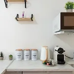 Best Deal! Modern Studio In Vibrant Area Only 5 Minutes By Walk To Metro - Central Location