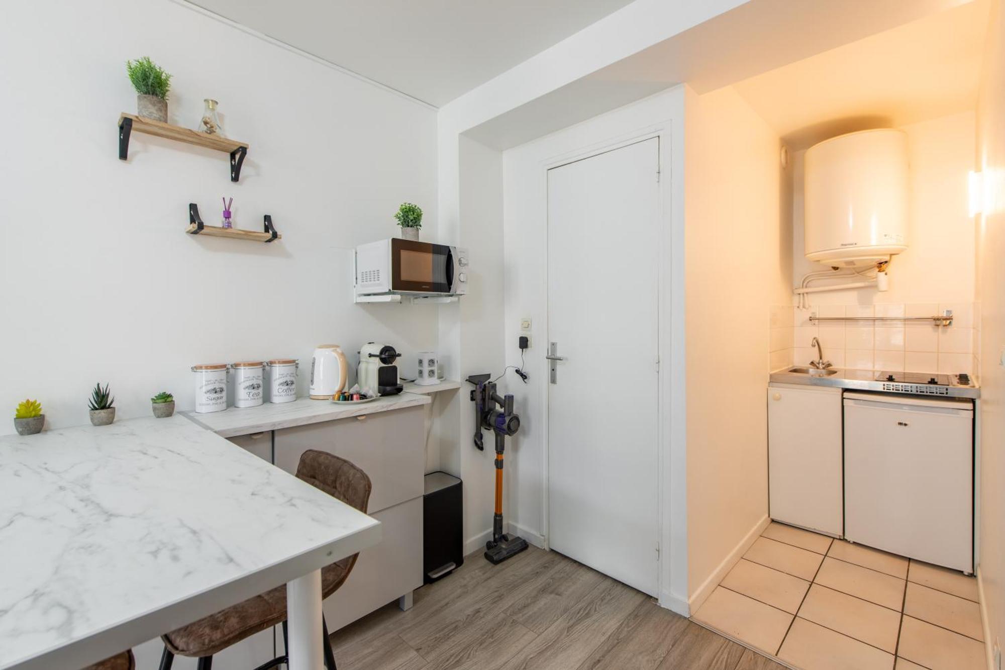 Appartement Deal! Modern In Vibrant Area Only 5 Minutes By Walk To Metro - Location Parijs