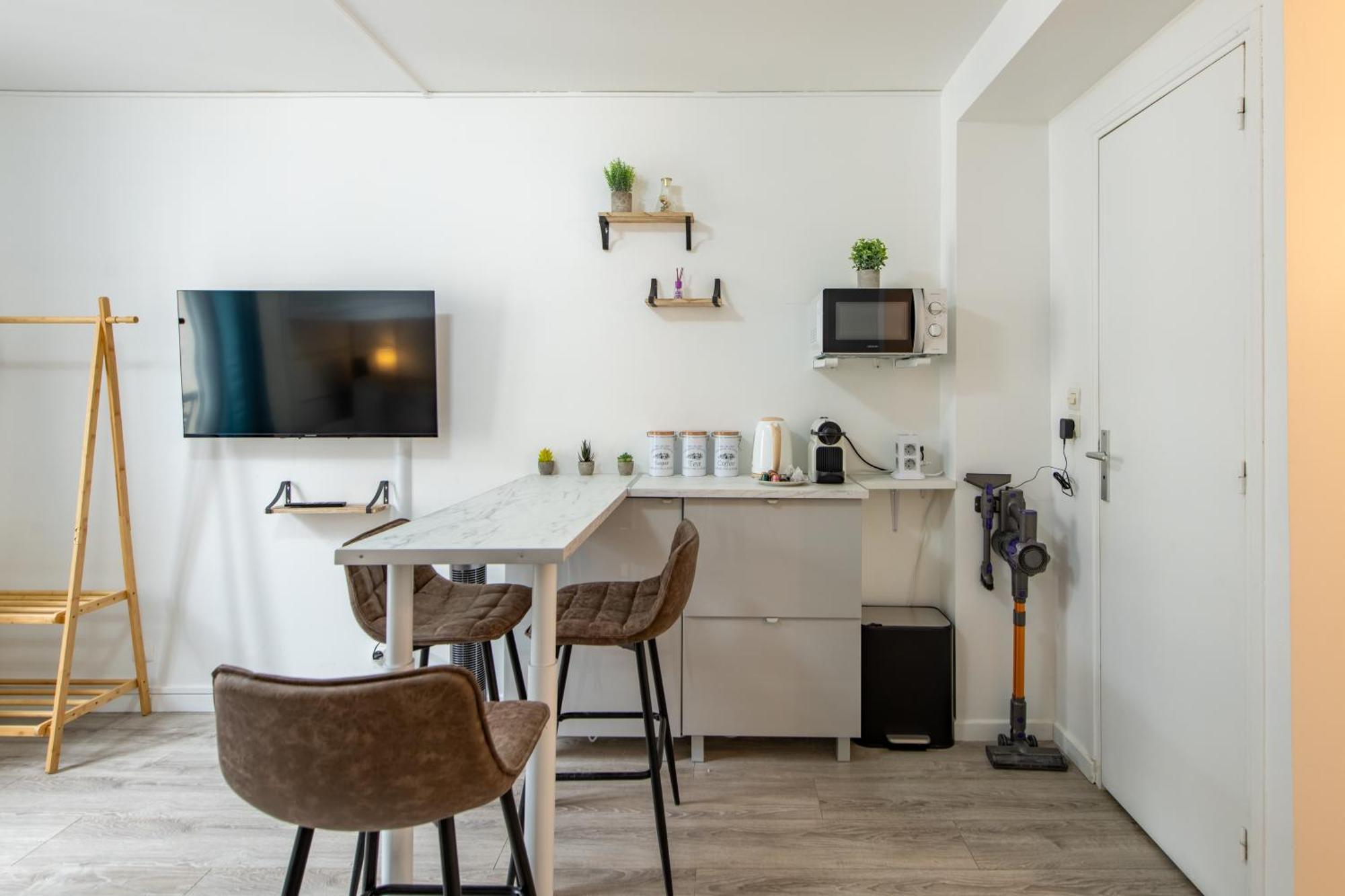 Appartement Deal! Modern In Vibrant Area Only 5 Minutes By Walk To Metro - Location *