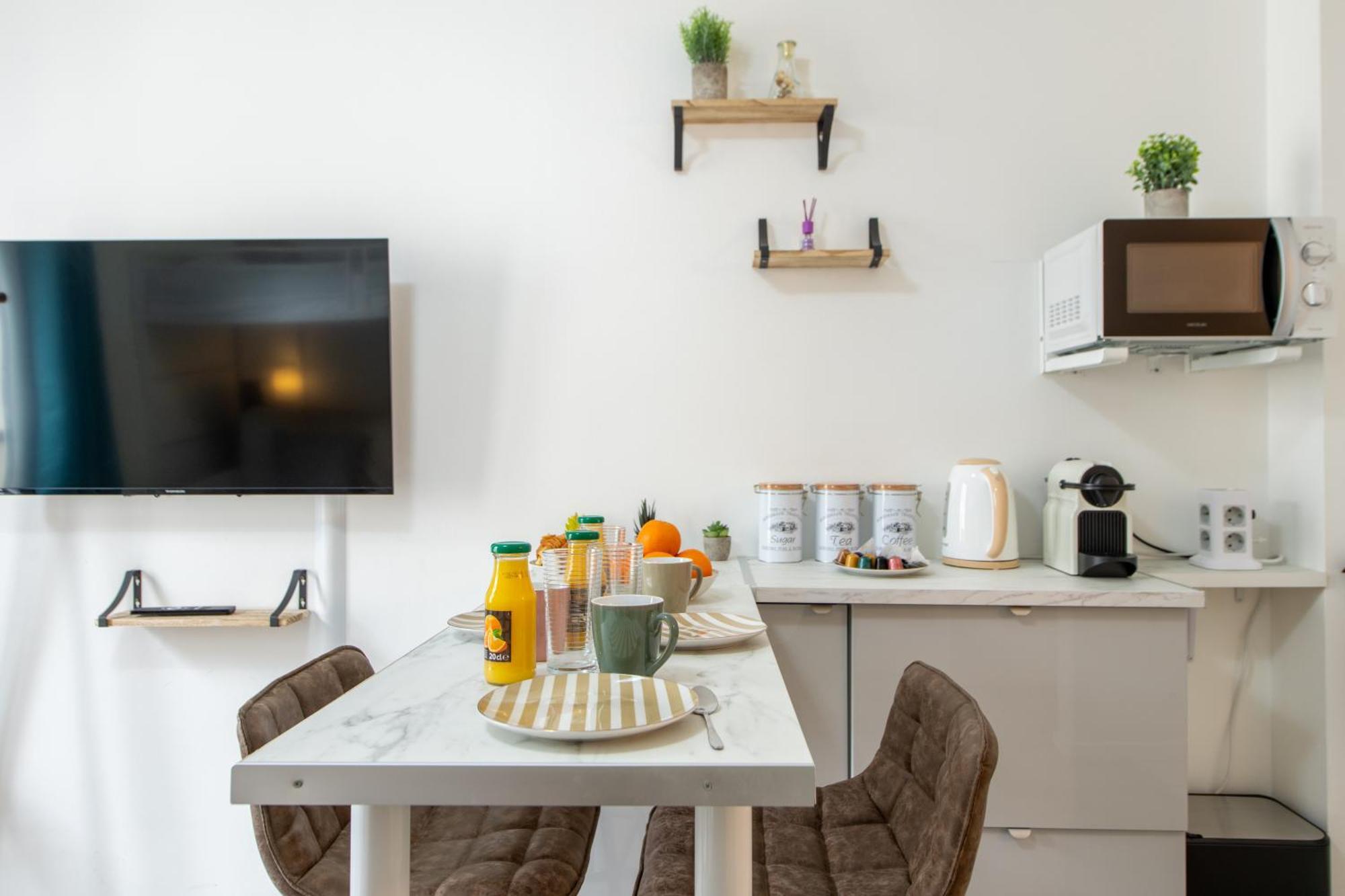 Appartement Deal! Modern In Vibrant Area Only 5 Minutes By Walk To Metro - Location Parijs