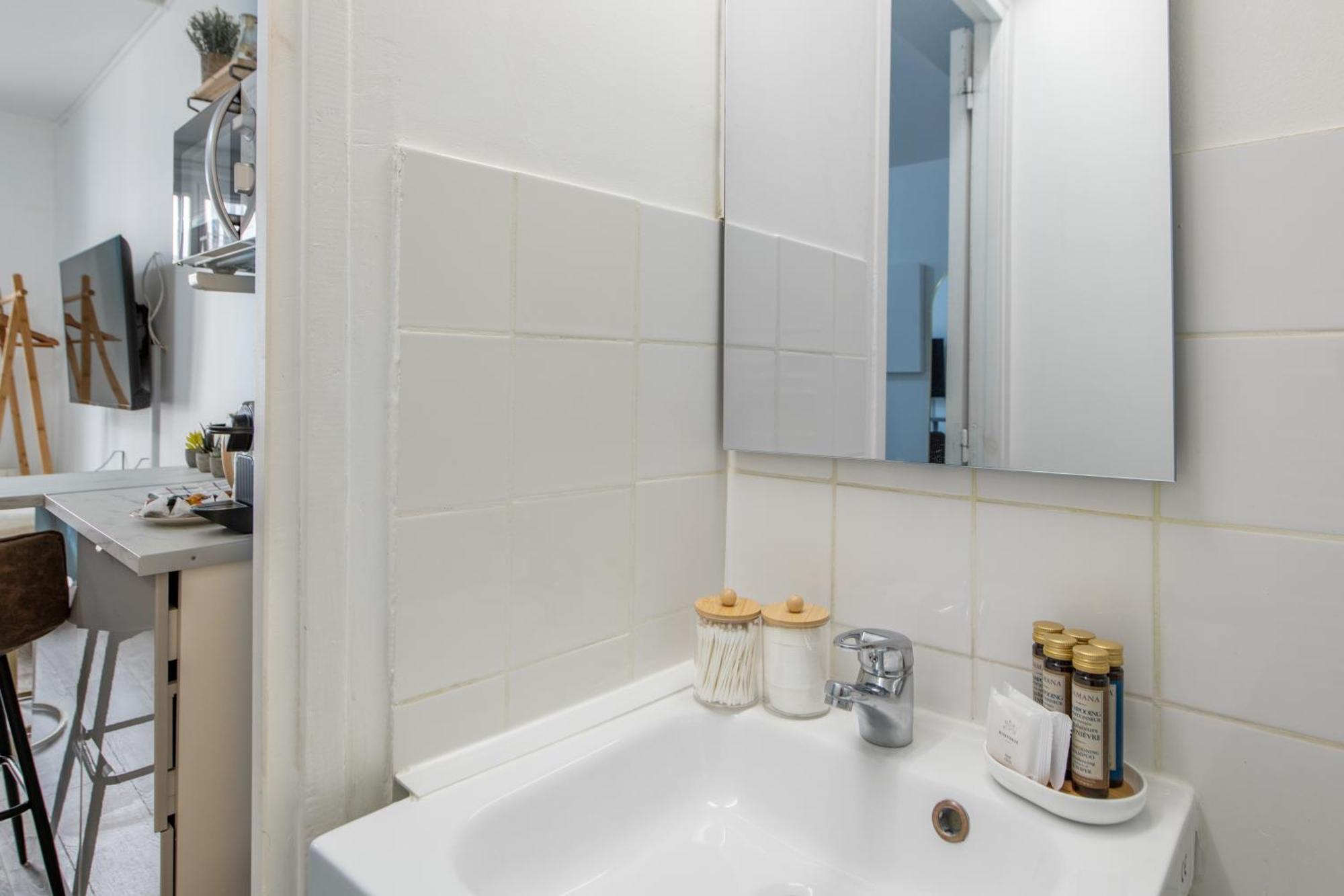 Appartement Deal! Modern In Vibrant Area Only 5 Minutes By Walk To Metro - Location