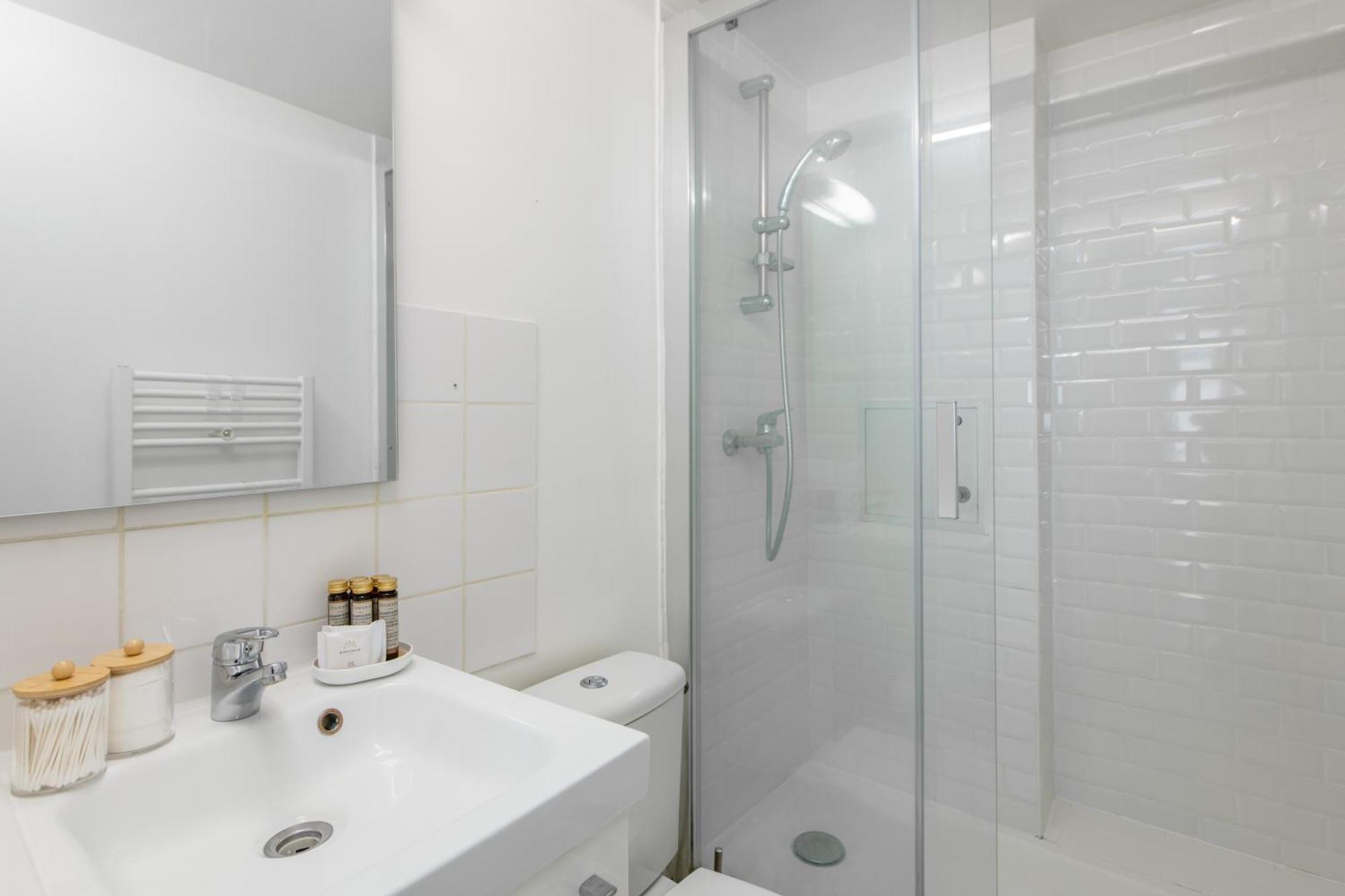 Deal! Modern In Vibrant Area Only 5 Minutes By Walk To Metro - Location Appartement *